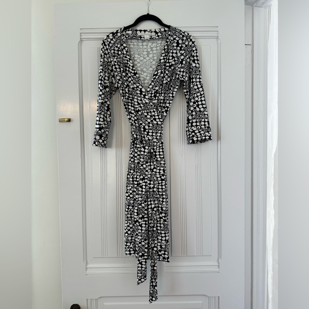 Diane Von Furstenberg 2016 size 8 silk wrap dress